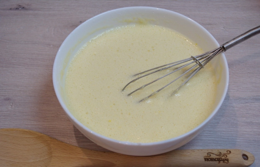 1. Этап. Блинчики на молоке тонкие: Введите в массу молоко (холодное). Взбейте. Теперь просейте и добавьте в тесто муку. Замесите однородное тесто, по консистенции близкое к густой сметане. Влейте 3-4 ст. ложки растительного масла, перемешайте. Дайте тесту постоять 20 минут перед выпеканием блинов.