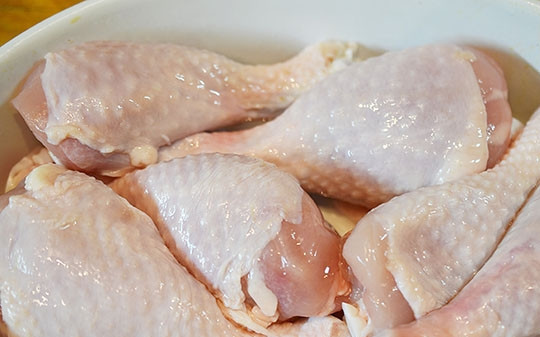 1. Этап. Куриные голени в глазури: Куриные голени помойте и выложите в форму.