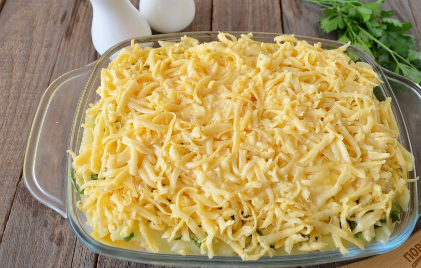 1. Этап. Пирог из пасты Вива Италия: Из сливок, яиц и соли приготовьте заливку, залейте пирог. Отправьте его в духовку на 30-35 минут, температура — 200 градусов.