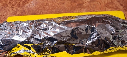 1. Этап. Судак, запеченный в фольге целиком: 11. Аккуратно заверните фольгу, отправьте рыбу в разогретую до 200 градусов духовку. Запекайте около получаса, а после несколько минут подрумяньте, развернув фольгу.