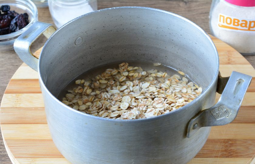 1. Этап. Овсяная каша с изюмом: Всыпьте овсянку в кипящую, чуть подсоленную воду.