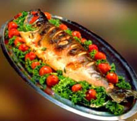 1. Этап. Скумбрия с травами и лимоном, запеченная в фольге: 5. Затем рыбу вынимаем из духовки, укладываем на блюдо и подаем к столу. Скумбрию подавать горячей, украсить свежей зеленью и дольками лимонов.