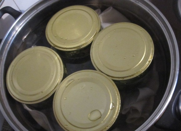 1. Этап. Огурчики Пальчики на зиму: Поставьте в кастрюлю, накрыв крышками, еще раз простерелизируйте минут 20. Затем закатайте банки.