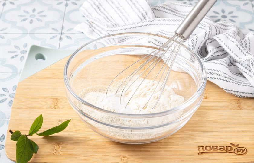 1. Этап. Постные оладьи из киноа: Смешайте получившуюся муку из киноа с пшеничной мукой, разрыхлителем, щепоткой соли и содой.