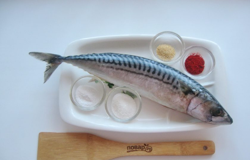 1. Этап. Скумбрия соленая в морозилке: Подготовьте ингредиенты для приготовления соленой скумбрии.
