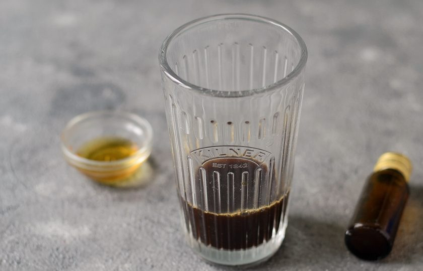 1. Этап. Миндальный капучино: На дно стакана налейте сироп и добавьте миндальный экстракт. Влейте эспрессо и аккуратно смешайте с сиропом.