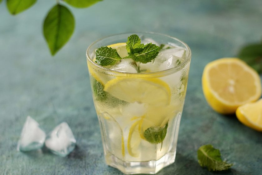 1. Этап. Ромашковый лимонад: Наполовину заполните его ромашковым чаем. Сверху долейте газированной воды. Ромашковый лимонад готов!