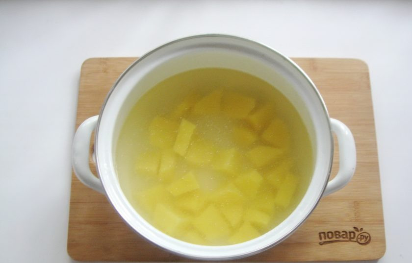 1. Этап. Суп с желтой чечевицей: Картофель очистите, помойте и выложите в кастрюлю с бульоном. У меня был куриный.