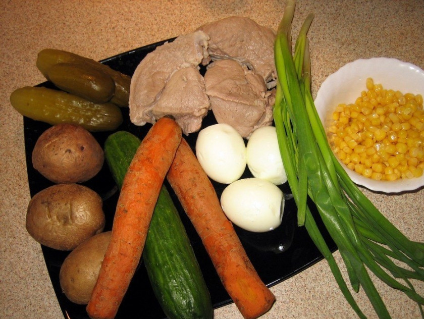 1. Этап. Салат Оливье с кукурузой: Подготовка. Отварите в мундирах картофель и морковь. Яйца сварите вкрутую. Свинину отварите до готовности.