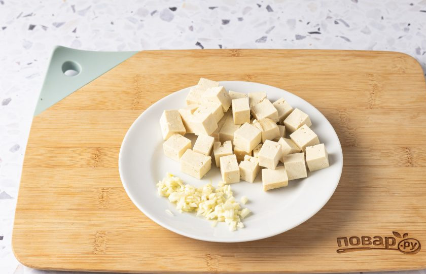1. Этап. Суп из сушеной морской капусты: Тофу порежьте на кубики, а чеснок мелко порубите или пропустите через пресс.