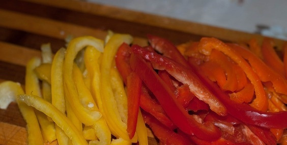 1. Этап. Курица по-пекински в кисло-сладком соусе: Морковь и болгарский перец чистим и моем. Удаляем из перца семена и нарезаем все соломкой.