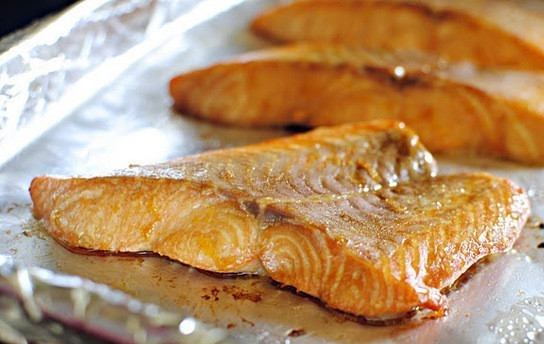 1. Этап. Салат с апельсиновым соусом: Поставьте у духовку на 180 градусов и выпекайте около 10-15 минут (или пока лосось не приготовиться, не начнет распадаться на волокна).