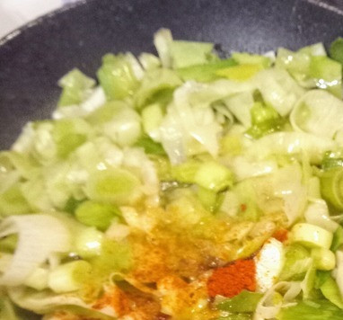 1. Этап. Слойки с луком-пореем и крабовым мясом: В сковороде разогреть оливковое масло на среднем огне, добавить лук-порей, чеснок и щедрую щепотку соли. Готовить 5 минут, постоянно помешивая. Затем добавить паприку, жарить 30 секунд. Убрать с плиты.