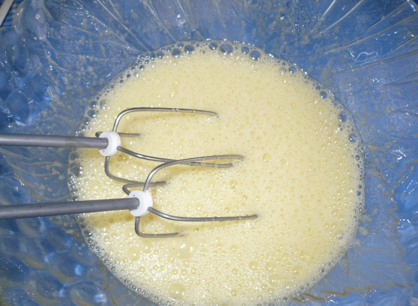 1. Этап. Воздушная творожная запеканка в мультиварке: 2. Взбиваем яйца с сахаром, добавляя постепенно сметану и соду. Лучше всего это делать миксером.