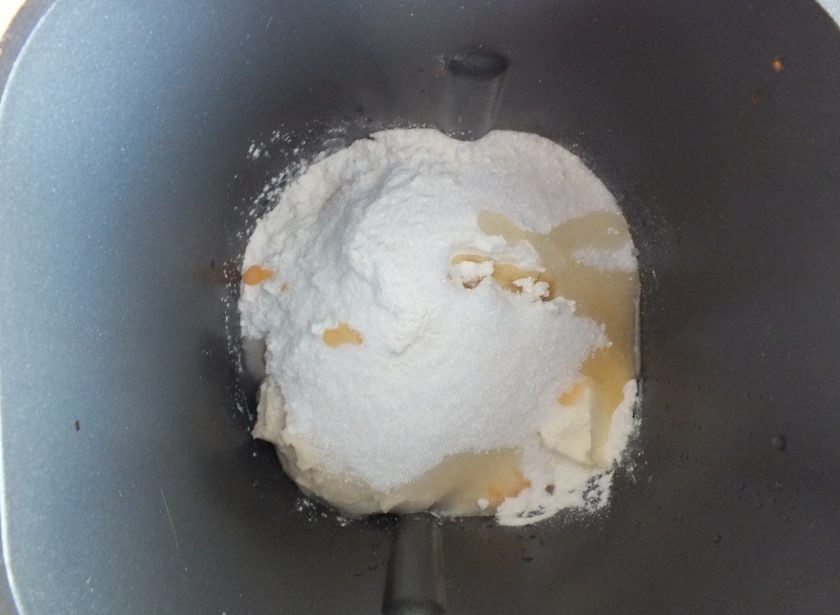 1. Этап. Выборгская сдоба: Замесите тесто. Удобно воспользоваться хлебопечкой. Переложите в ведерко готовую опару и остальные ингредиенты для теста. Включите режим 