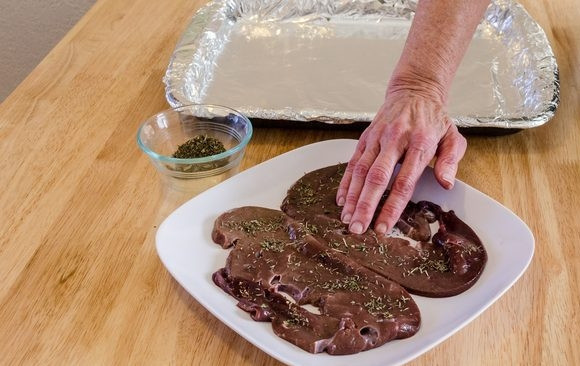 1. Этап. Печень в духовке: 3. Посолите немного по вкусу со всех сторон и натрите специями. Использовать можно базилик, чили, розмарин, тимьян, тархун и т.д.