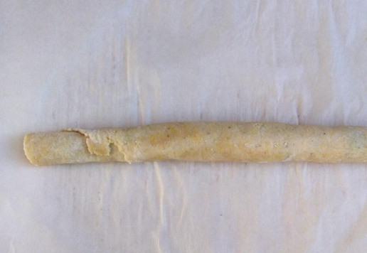 1. Этап. Чечевично-злаковые лепёшки с зеленью: Скатайте в плотный рулет.