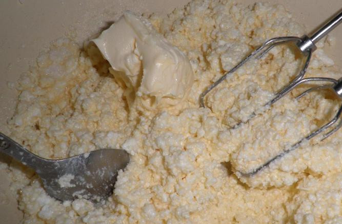 1. Этап. Творожный торт на скорую руку: Добавляем к этой массе сливочное масло и перемешиваем все при помощи миксера.