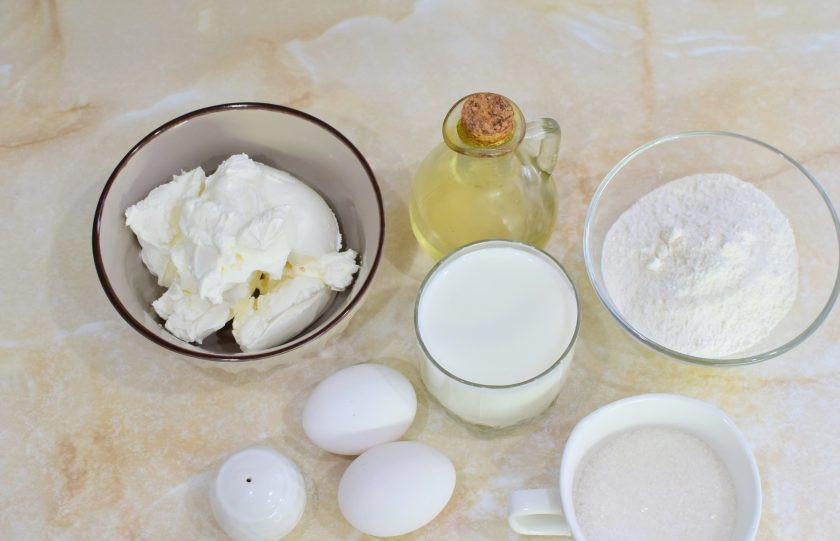 1. Этап. Блины с маскарпоне: Для приготовления блинов подготовьте все необходимое по списку. Молоко можно взять любой жирности. Можно частично заменить его водой.