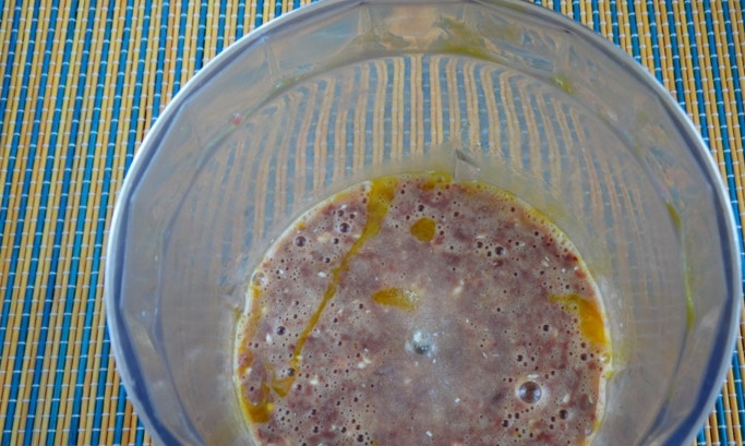 1. Этап. Запеканка из печенки: Массу взбивайте около минуты, затем добавьте к ней очищенный тертый кабачок, булгур, соль и все перемешайте.