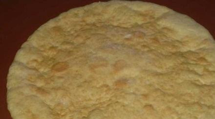 1. Этап. Торт Мишка: 3. На лист, смазанный маслом, положить лепешку. Руки обмакнуть в муку и растянуть тесто в виде большой тонкой лепешки. Проколоть в нескольких местах вилкой. Коржи печь поочередно по 7-8 минут.