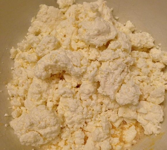 1. Этап. Запеканка из творога и манки: 2. Выложите в миску к желткам творог (покупной или домашний).