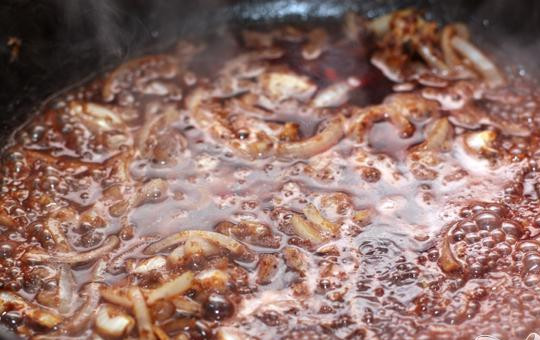 1. Этап. Тушеное мясо: 3. Достаем вино и вливаем его на сковороду.