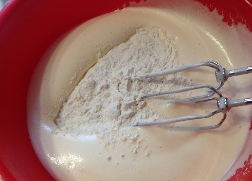 1. Этап. Торт из яблочного рулета: 2. Взбиваем яйца с сахаром обычным и 1 чайной ложкой ванильного в густую светлую массу. На это уйдет около 4-5 минут. Добавляем муку, смешанную с разрыхлителем и миксером на низкой скорости перемешиваем.