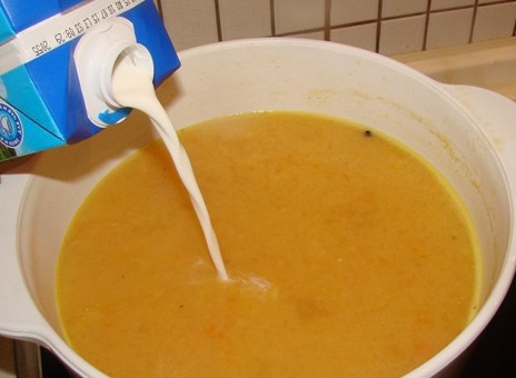 1. Этап. Уха со сливками: 13. Влейте сливки, после закипания проварите еще 3-5 минут. После снимите с огня и под крышкой оставьте еще минут на 10 перед подачей.