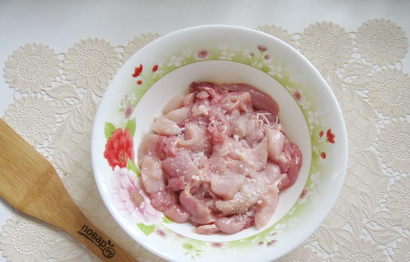 1. Этап. Ветчинная колбаса: Добавьте соль по вкусу.