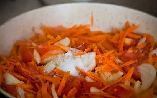 1. Этап. Рыба с овощами под маринадом: 5. Овощи очистите и нарежьте. На сковороде разогрейте растительное масло. Выложите лук и чеснок, обжарьте пару минут. После добавьте морковь и помидоры. Жарьте на среднем огне, помешивая. Добавьте соль и сахар.