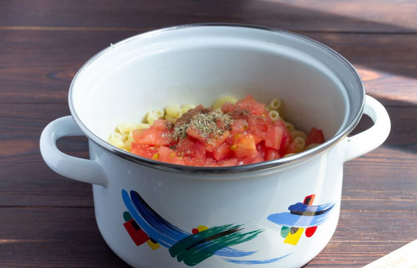 1. Этап. Паста с козьим сыром и помидорами: Добавьте нарезанные без кожицы помидоры, базилик и мускатный орех.