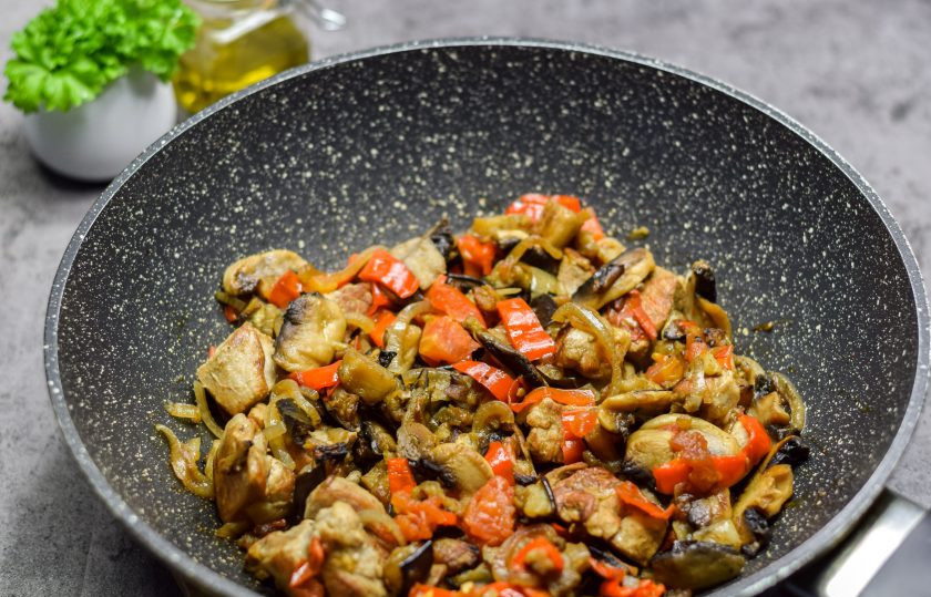 1. Этап. Жаркое из свинины с грибами и баклажанами: Жаркое из свинины с грибами и баклажанами готово. Подавайте к столу.