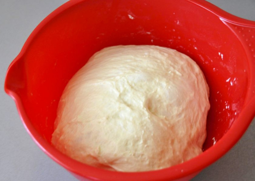 1. Этап. Пирог с зубаткой: Накройте тесто салфеткой, поставьте в теплое место на 1,5 часа, в процессе расстойки сделайте две обминки через каждые 30 минут, методом 