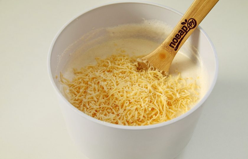 1. Этап. Сырный бисквит: Добавьте тертый на мелкой терке сыр.