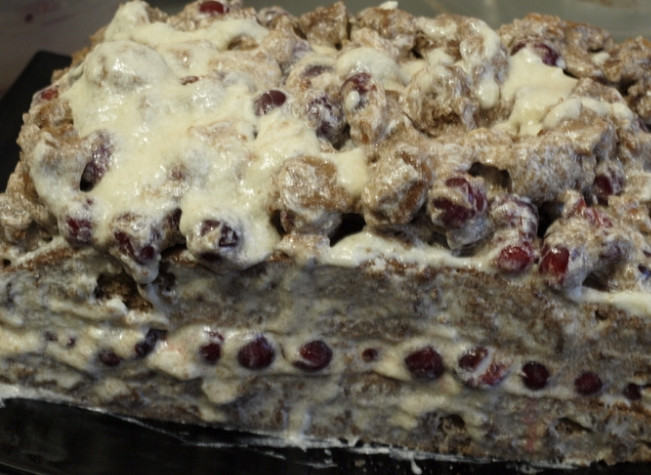 1. Этап. Торт Вишневый поцелуй: 11. Выкладываем полученную смесь на торт.