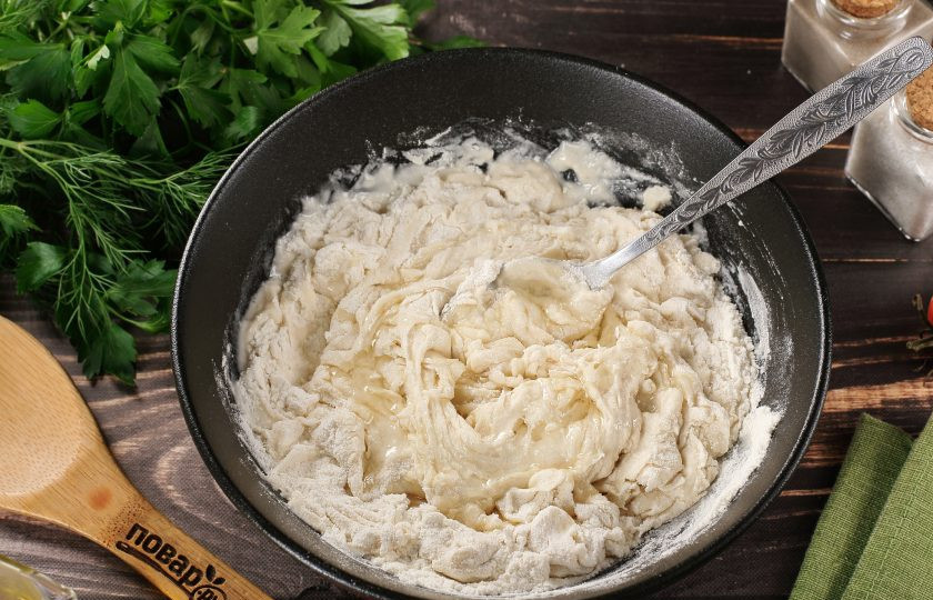 1. Этап. Деревенская пицца с творогом: Затем добавьте муку и соль. Перемешайте и добавьте 1 ст.л. растительного масла.