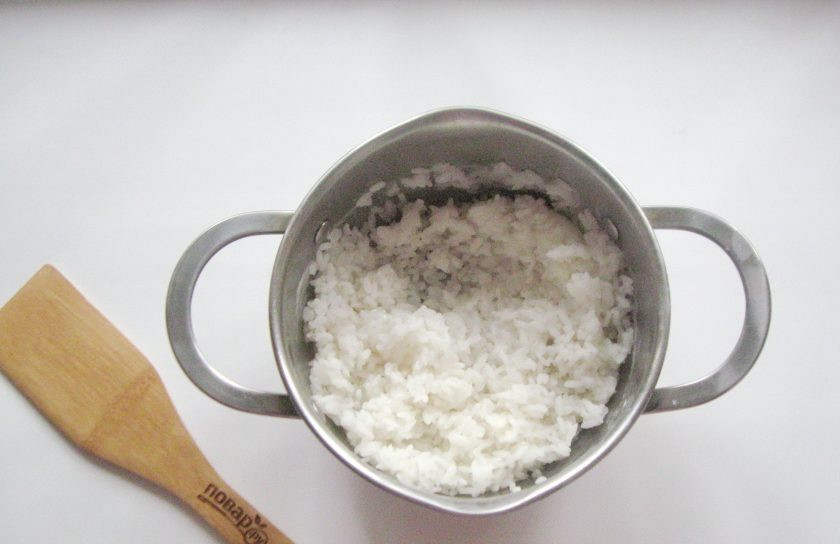 1. Этап. Ленивые голубцы как в столовой: Тем временем отварите рис. Хорошо его промойте и выложите в кастрюлю с горячей, подсоленной водой в соотношении риса к воде 1:2. Варите до готовности. После воду слейте, а рис промойте кипяченой водой.