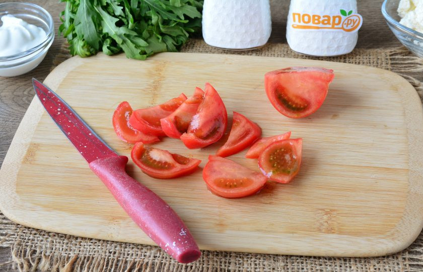 1. Этап. Салат с рукколой и творогом: Помидоры нарежьте дольками.