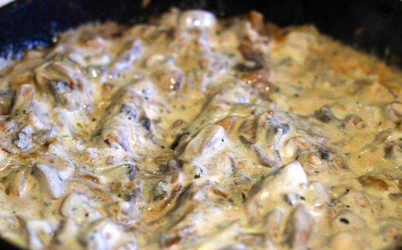 1. Этап. Жульен с грибами в духовке: Добавляем соль, перец, специи и сметану. Перемешиваем и тушим под крышкой 15-20 минут.