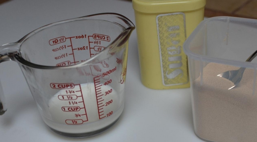 1. Этап. Бельгийские вафли: Сухие дрожжи растворить в теплом молоке и добавить сахар.