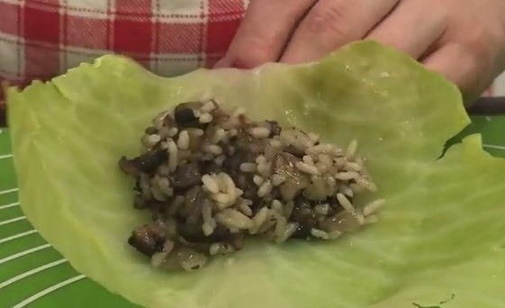 1. Этап. Постные голубцы с грибами (очень вкусно!): 6. С каждого капустного листа нужно срезать твердую продольную жилу, чтобы голубцы получились мягче. После этого смело начинаем класть начинку и заворачивать голубчики, подгибая края листа вовнутрь. Ну, или как вам больше нравится.