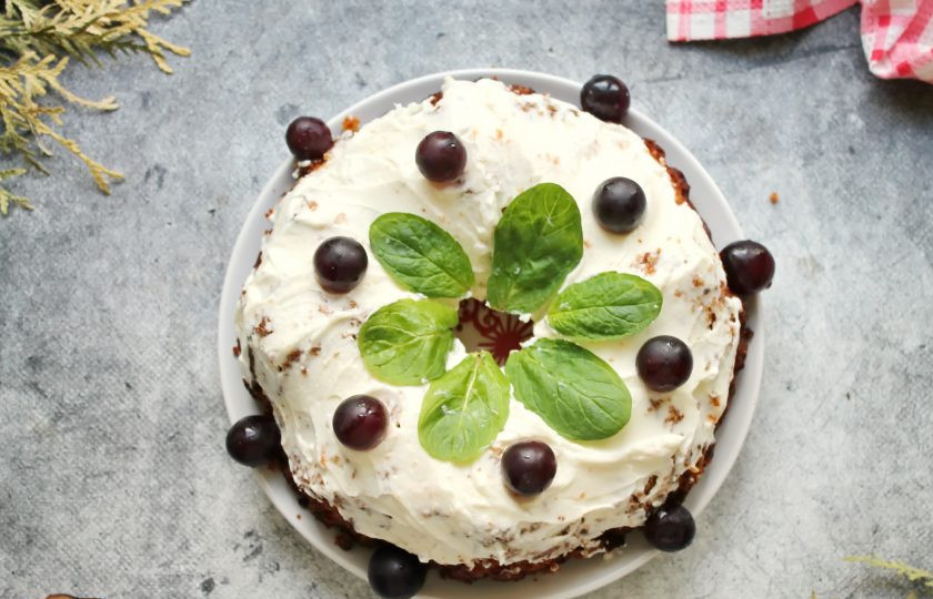 1. Этап. Морковный кекс с творожным сыром: Украсьте морковный кекс с творожным сыром по своему усмотрению и подавайте к столу.