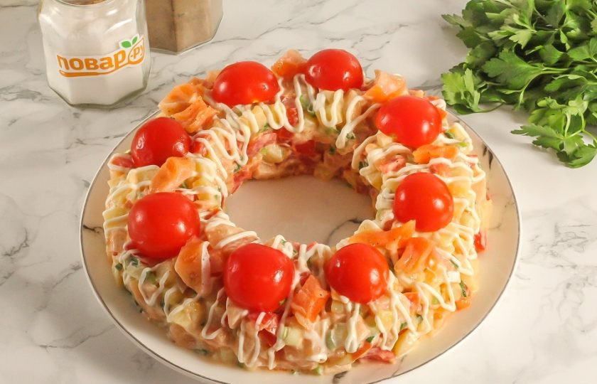 1. Этап. Салат Русские традиции с красной рыбой: Нарисуйте полоски майонезом из пакета, срезав у пакетика уголок. Оставшиеся помидоры черри промойте в воде и разрежьте пополам. Выложите половинки помидоров сверху на салат как украшение. Можно дополнить их кусочками красной рыбы.