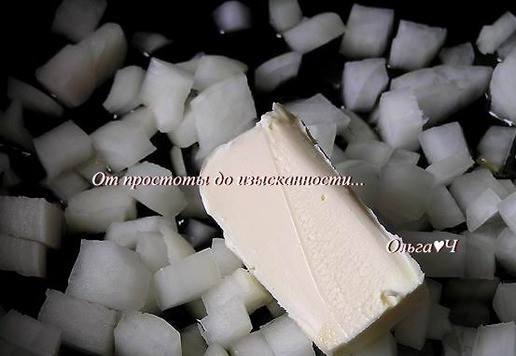 1. Этап. Курица в соусе из зеленого горошка: В это время приготовьте соус. Лук мелко нарежьте, обжарьте в сливочном масле (я заменила небольшую часть сливочного масла растительным).