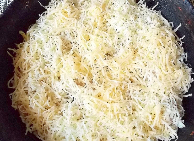 1. Этап. Запеченные конкильони: Посыпьте все тертым сыром.