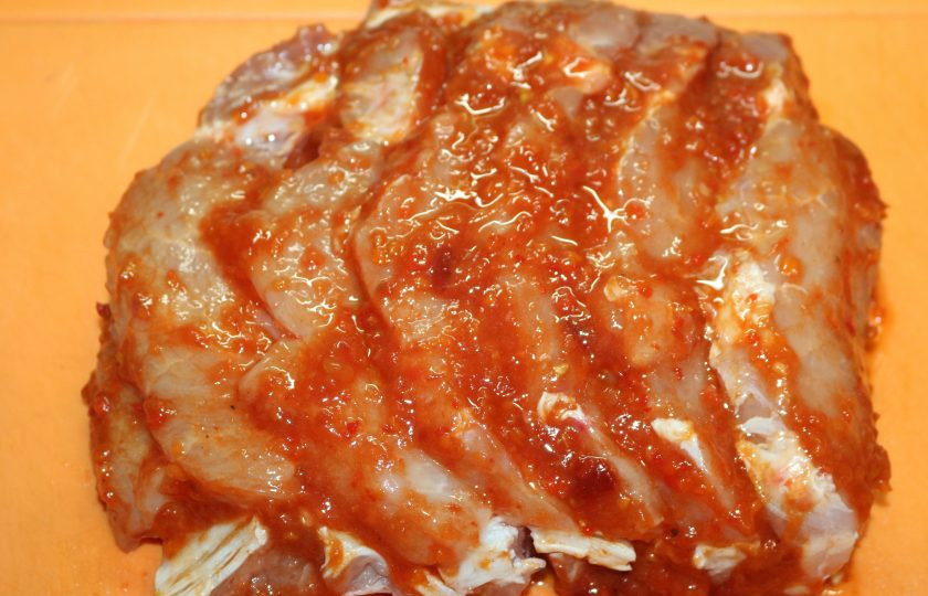 1. Этап. Мясо, запечённое гармошкой: Аджику, кетчуп и растительное масло смешайте. Мясо посолите по вкусу. Кулинарной кистью хорошо распределите по всему куску аджичный соус. Мясо переложите в миску, накройте пищевой плёнкой и оставьте на 4-6 часов для маринования.