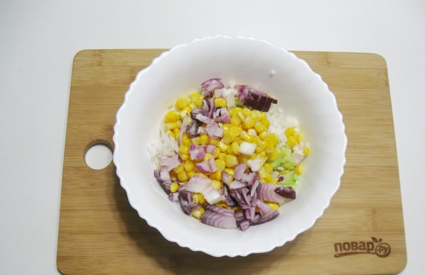 1. Этап. Салат Русская метель: Мелко нарежьте красный лук и выложите в салат.