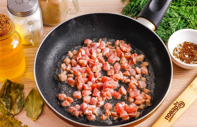 1. Этап. Сармале: С баранины срежьте жилы и пленки, нарежьте мелкими кубиками и обжарьте на растительном масле в сковороде до румяности примерно 5-8 минут.