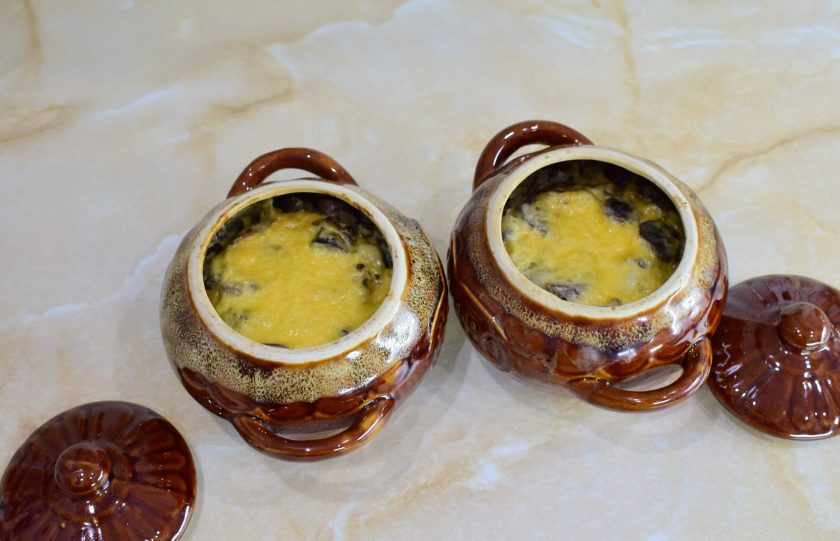 1. Этап. Печень в горшочках по-русски: Печень готовится достаточно быстро. Главное — это не передержать её в духовке, иначе она станет сухая и твердая. Извлеките горшочки из духовки и подавайте к столу.